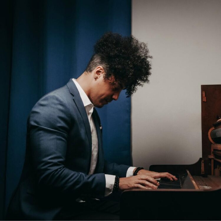 Jorge Luis Pacheco playing a piano